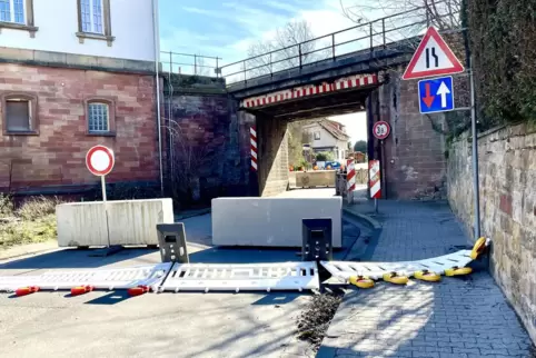 Die marode Bahnbrücke ist seit Januar gesperrt.