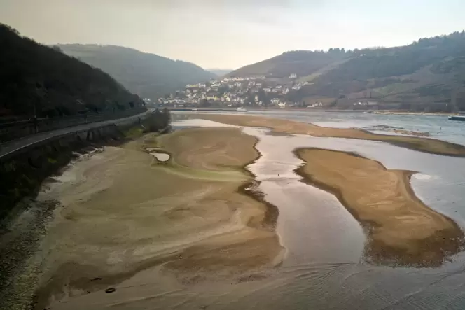 Zu den sichtbaren Folgen des Klimawandels in Rheinland-Pfalz gehört der oft niedrige Wasserstand im Rhein.
