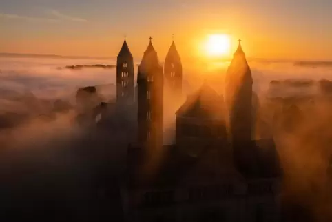 Der Nebel am Speyerer Dom lichtet sich.