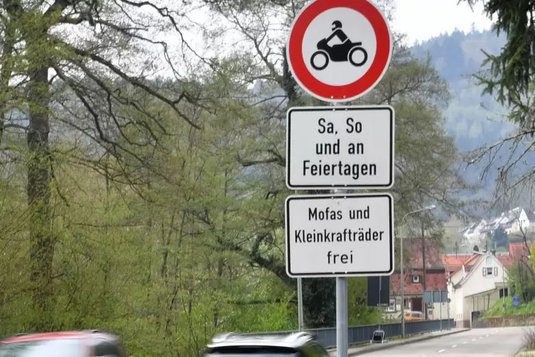 Ab 1. April gilt im Elmsteiner Tal wieder das Verbot für Motorräder. 