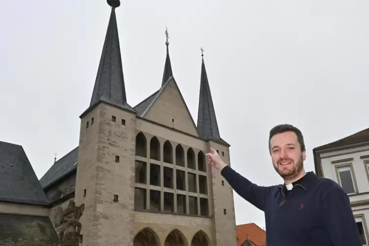 Pfarrer Matthias Schmitt freut sich, dass das Storchennest wieder gut genutzt werden kann.