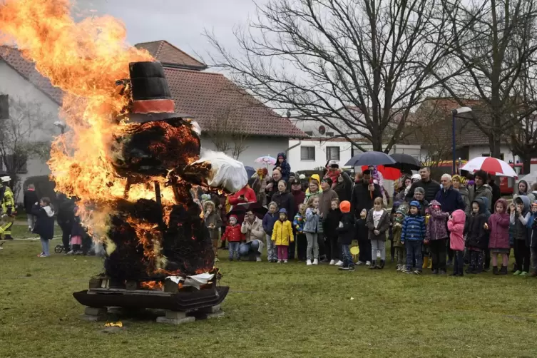 Stabausfest in Gerolsheim: Der Winter ist verbrannt, jetzt kann der Frühling kommen. 