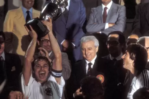 Sein größter Erfolg: Bernard Dietz 1980 mit dem EM-Pokal. 