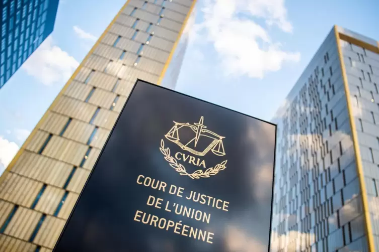 Luxemburg: Ein Schild mit der Aufschrift «Cour de Justice de l'union Européene» steht vor dem Europäischen Gerichtshof im Europa