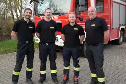 Das alte und das neue Führungsteam der Freiwilligen Feuerwehr in Schwegenheim: Christoph Stoll (links) hat sein Amt als Wehrführ