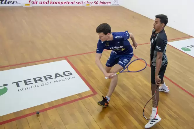 Robin Gadola (in Blau; hier in einem früheren Spiel) gewann in Karlsruhe sein Einzel.