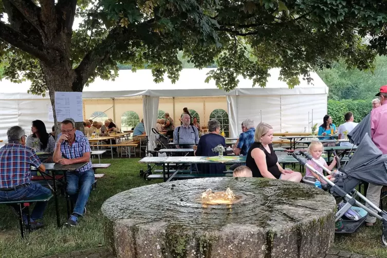 In Dietrichingen sind die Bürger dabei, wenn es etwas für ihren Ort zu tun gibt – so wie hier beim Brunnenfest im Juni 2022.