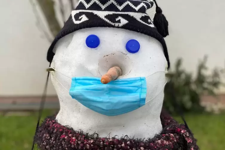 Eiszeit für Fotografen: Selbst der Schneemann trägt Maske.