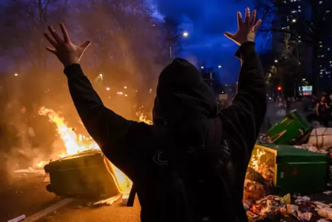 Wegen des neuen Rentengesetzes gehen in Frankreich derzeit die Menschen auf die Straße. 