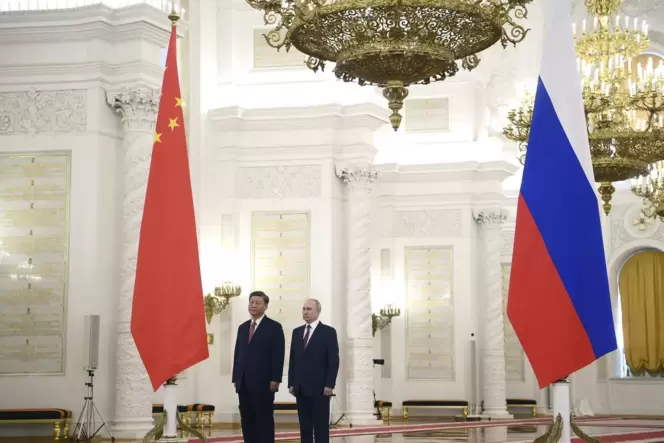 Wladimir Putin (rechts ) und Xi Jinping am Dienstag bei einer offiziellen Begrüßungszeremonie im Großen Kremlpalast.