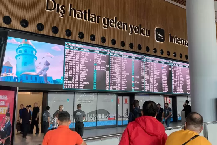 Auf der Anzeigetafel im Ankunftsterminal im Istanbuler Flughafen sind auch Flüge aus Moskau angezeigt.