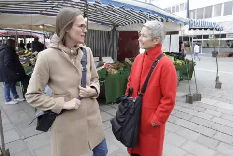 Treffpunkt Wochenmarkt: Bürgermeisterin Beate Kimmel im Gespräch mit Franziska Emrich vom Hopsizverein (links). 