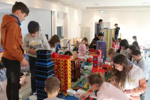 45 Kinder haben im Bonhoefferhaus eine ganze Stadt aus Legosteinen gebaut.