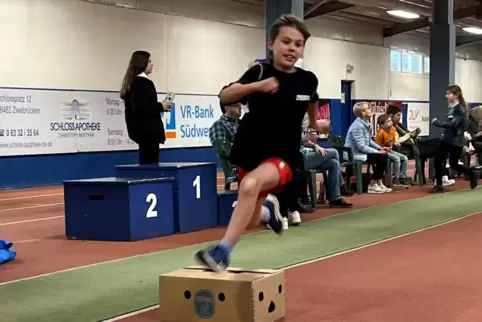 Der Bananenkisten-Lauf ist eine Vorübung für den späteren Hürdenlauf. Felix Nitschke machte das prima in der Dieter-Kruber-Halle