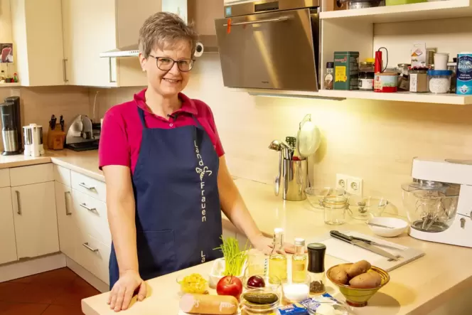 Ulrike Meisel mit den Zutaten für den Wurstsalat.