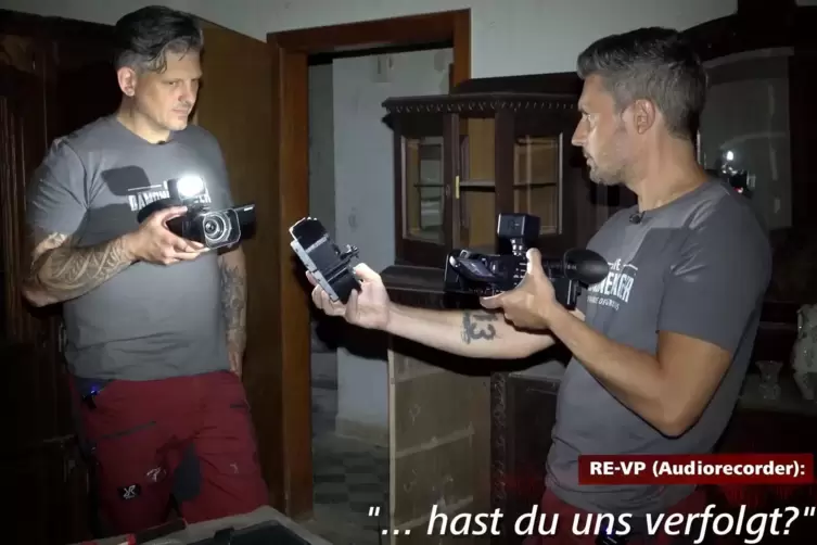 Um Kontakt zu Pr&auml;senzen aufzunehmen, haben Stephan Winter (links) und Daniel Jansen immer viel Technik dabei. 