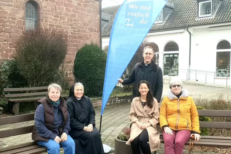 Sie sind wieder da: Ab 26. März steht jeden Sonntag die blaue Strandfahne im Wallfahrtshof von Maria Rosenberg. Im Wechsel sind 