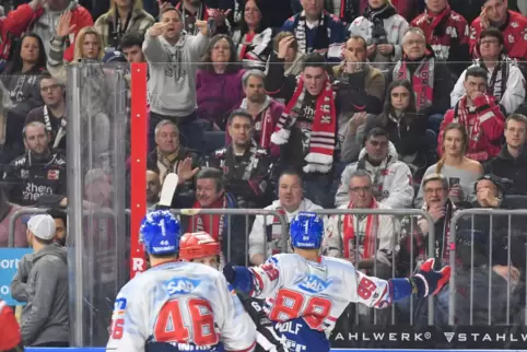 Die Kölner Fans sind nicht begeistert, David Wolf, der hier sein Tor feiert, ist es schon. 