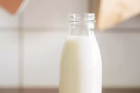 Glasflasche mit Milch