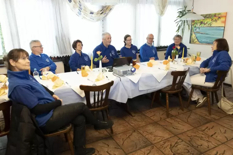  Vorsitzender Hans Schneider (Mitte) und die Mitglieder des Vorstands des Kulturvereins bei einem Treffen im Restaurant „Zum Rat