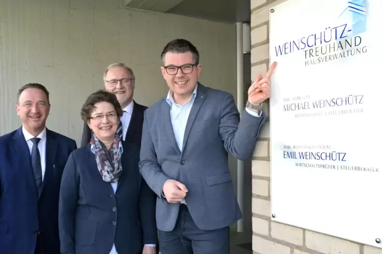 Wechsel: Gesellschafter Dirk Hiltner (links) und Geschäftsführer Peter Gerbes rahmen die Vorgänger Monika und Michael Weinschütz