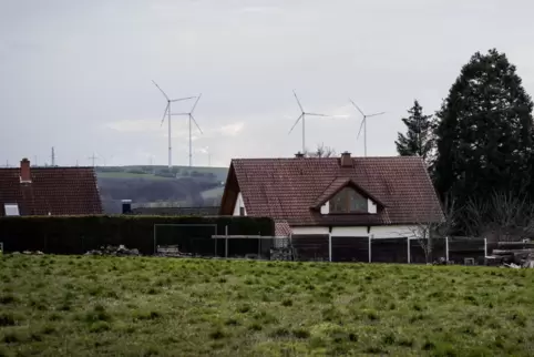 Von allen Seiten ist Großbundenbach von Windrädern umzingelt. Ein eigener Windpark könnte von Plänen der Bundeswehr durchkreuzt 