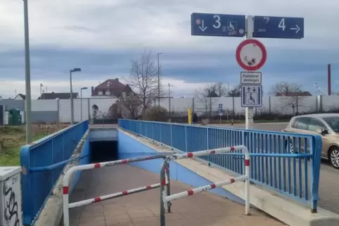 Hier an der Unterführung am Bahnhof sollen versuchsweise die Hindernisse abgebaut werden. 