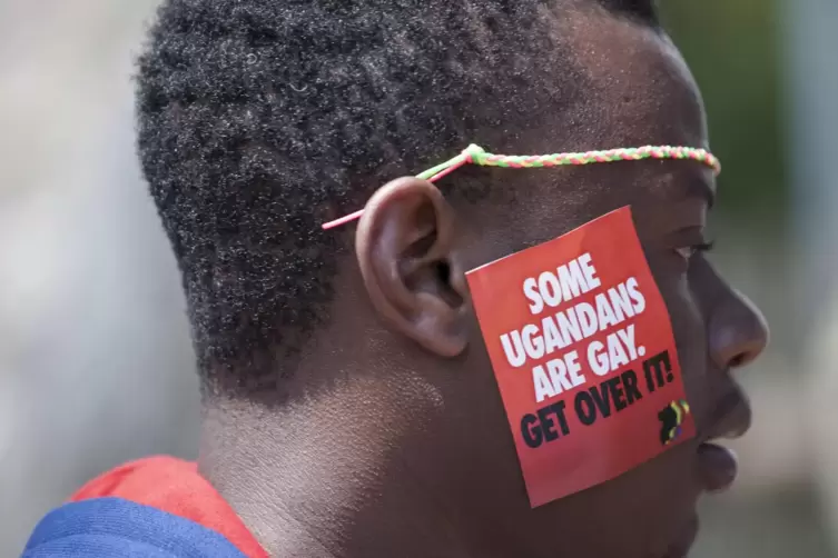 Ein Mann demonstriert für Homosexuelle in Uganda. Das Bild stammt aus dem Jahr 2014. 