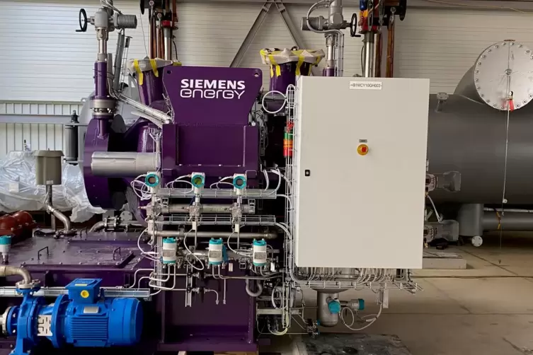  Die neue Flussw&auml;rmepumpe der MVV Energie AG in ihrer Halle am Rheinufer in Mannheim-Neckarau. 