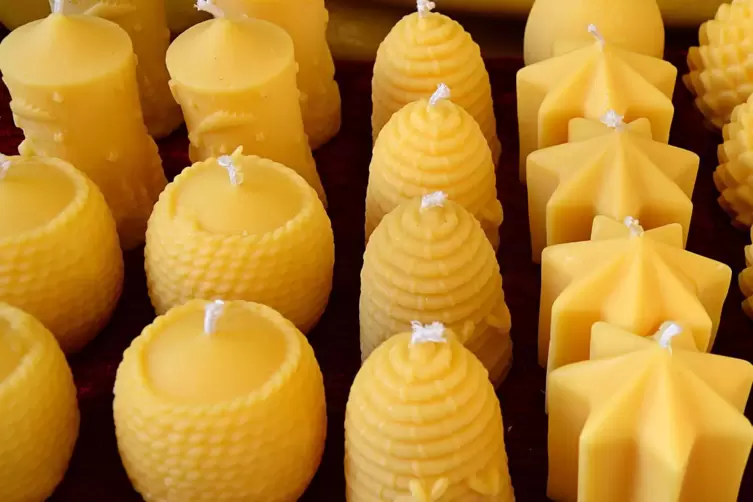 Kerzen aus Bienenwachs. 
