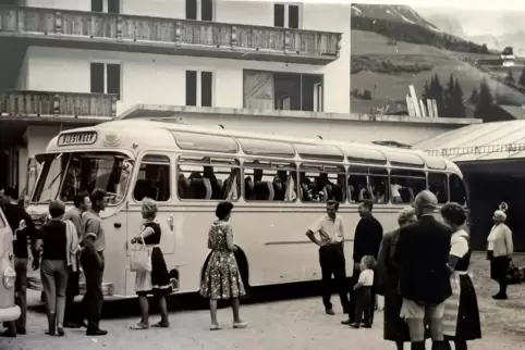 Mit Blesinger auf großer Fahrt: Busreise mit Firmengründer Hermann Blesinger am Steuer 1963 in Filzmoos in Österreich.