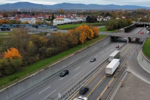 Die fahrbahnen im Trog sind eingeengt, die Auffahrt (rechts) seit Oktober gesperrt. 
