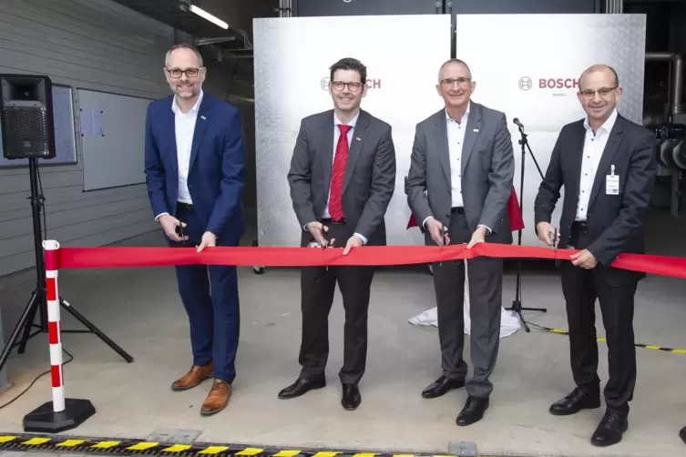 Die Beteiligten bei der Einweihung: Peter Schmittel, Leiter der BASF-Kl&auml;ranlage, Tilmann Hezel (BASF), Thomas M&ouml;sl und Dieter Fe