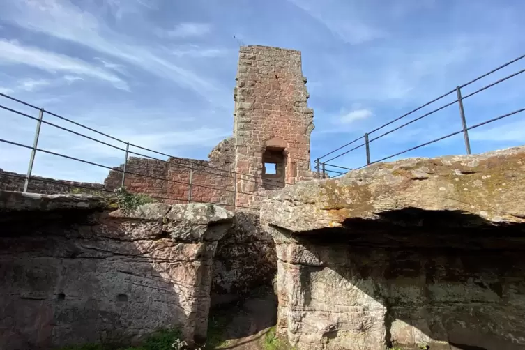 An der S&uuml;decke des Gipfel-Dreiecks: Felsengew&ouml;lbe und Schmalseite des &ouml;stlichen Wohnbaus mit Heizanlage.