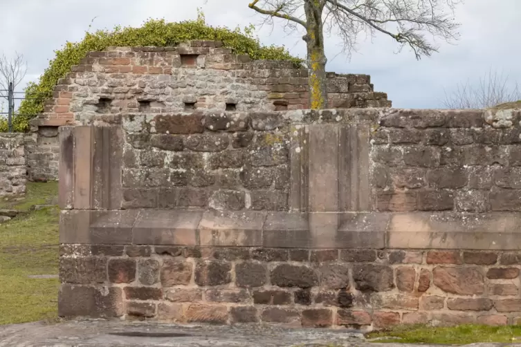Mit Sockel und Lisenen: Reste der freistehenden Kapelle auf Lindelbrunn.