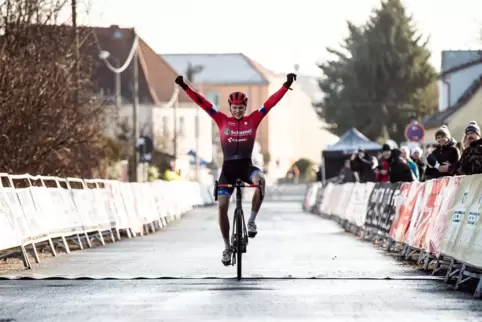 Pascal Tömke aus Neustadt bei seinem zweiten nationalen U23-Triumph im Radcross. 