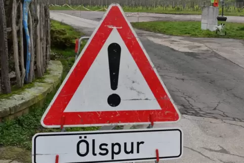 „Ölspur!“ lautet die Warnung, wenn ein Auto auf einer Straße Betriebsstoffe verloren hat. 