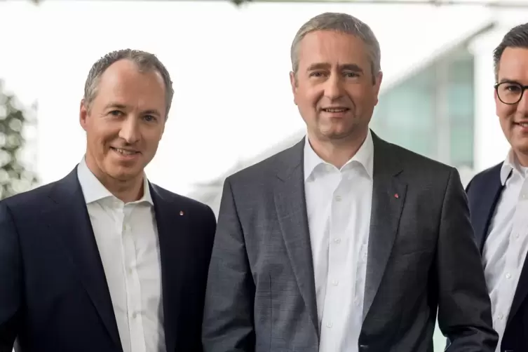 Vermelden ein solides Ergebnis f&uuml;r 2022: Sparkassen-Chef Thomas Traue und seine Vorstandskollegen Oliver Kolb (links) und Ulli S