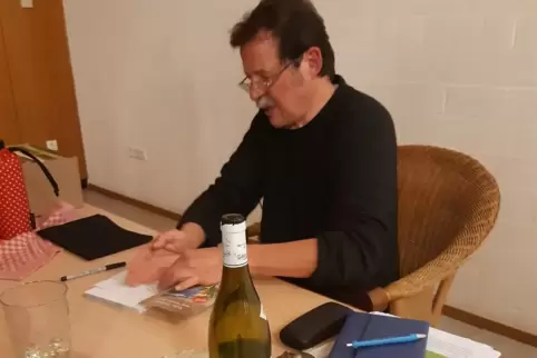 Die Weinflasche benötigt Buchautor Rolf Schlicher, um den Mittelpunkt der Pfalz zu finden. 