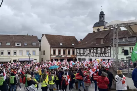 Laut Gewerkschaft GEW waren 1500 Menschen zum Streiken nach Kirchheimbolanden gekommen.