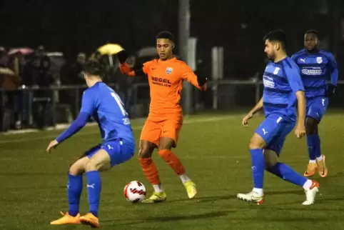 Famoudou Fedro Konate (am Ball) war auch Torschütze im Pokalspiel gegen den FK Pirmasens.