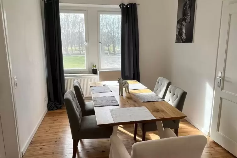 Im Esszimmer finden bis zu sechs Personen Platz.