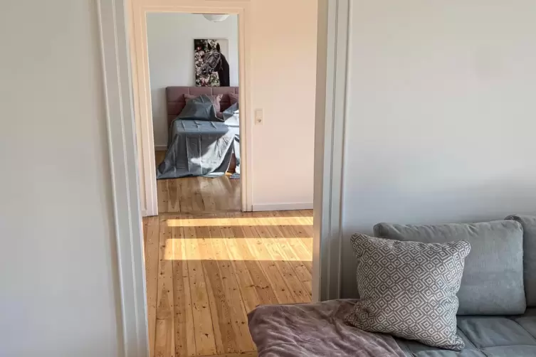 Ein Blick vom Wohnzimmer &uuml;ber das Ess- ins Schlafzimmer auf der Gest&uuml;tsseite.