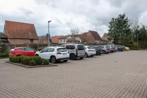 Zwischen Friedhof und Essinger Straße, im Bereich des Sparkassen-Parkplatzes und der dahinter liegenden Gärten, könnte der neue 
