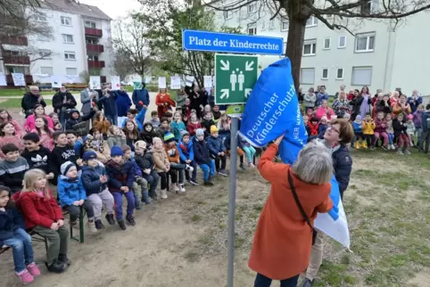 Neuer Platz der Kinderrechte: Kinderschutzbund-Vertreterin Christel Koch und Bürgermeisterin Monika Kabs enthüllen das Schild.