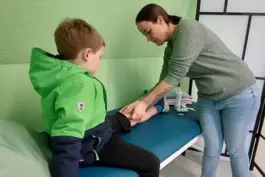 Solche Einsätze sind typisch: Schulgesundheitsfachkraft Jessica Kahnt versorgt ein blutendes Knie.