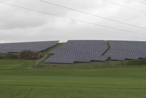 Zu den drei Freiflächen-Photovoltaikanlagen (hier Solarmodule bei Schiersfeld), die derzeit in der VG Nordpfälzer Land in Betrie