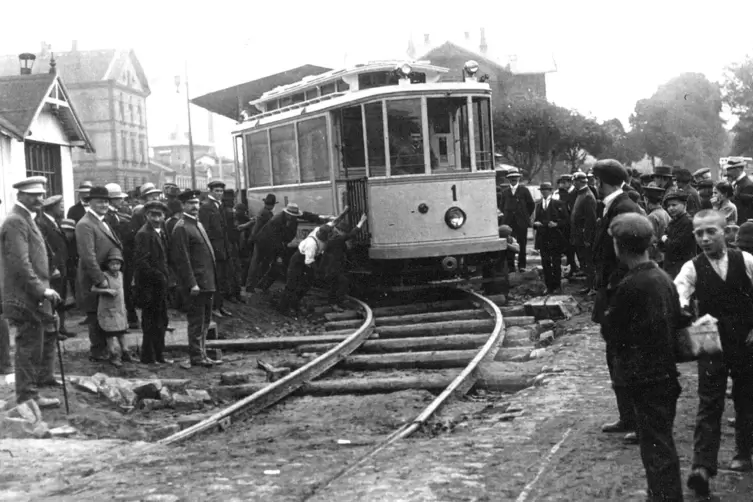 W&auml;hrend der Amtszeit von OB Hans K&uuml;fner bekam Kaiserslautern eine Stra&szlig;enbahn, wie das Foto aus dem Stadtarchiv zeigt. Der erste