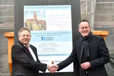 Michael Ebling (rechts) zeigte sich beeindruckt on der Leistung der protestantischen Kirchengemeinde und ihres Dekans Stefan Kun