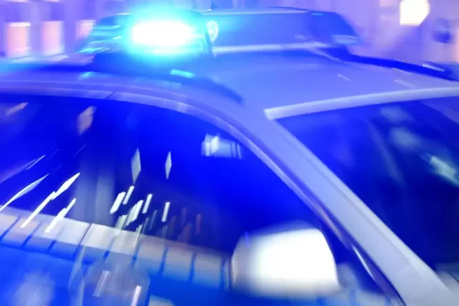 Ensatzfahrzeuge der Spurensicherung stehen vor einem Wohnhaus. Darin ist eine 36-jährige Frau im Kreis Karlsruhe gewaltsam getöt